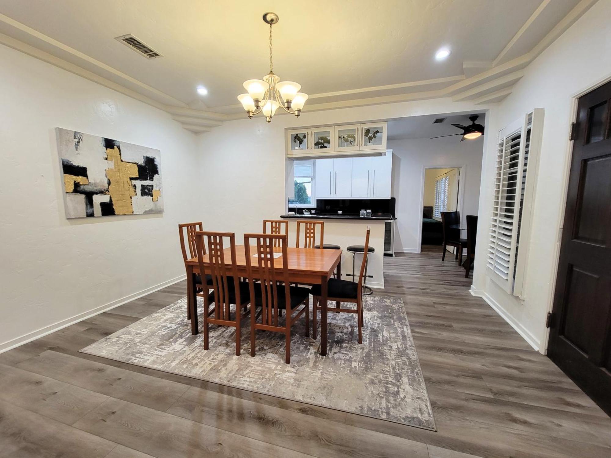 3 Bedroom Story Near Pico Blvd Apartment